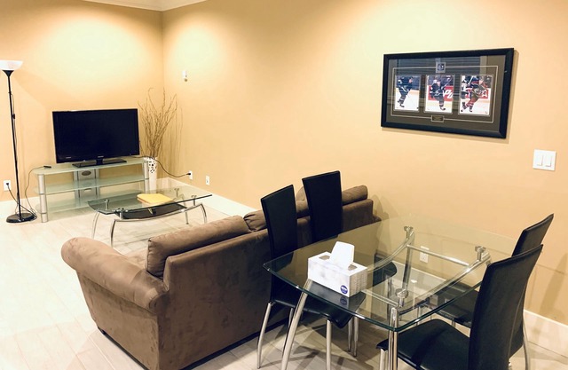 COZY 2 Bedrooms Suite with patio Ideally Located