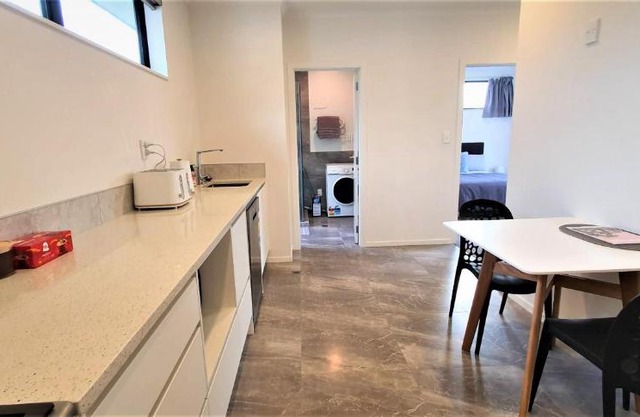 Cozy 2- Bedrooms Unit In Hamilton