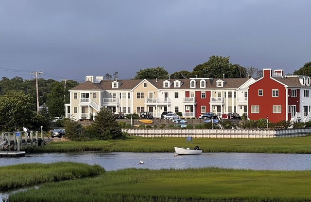 Acogedor condominio de 2 dormitorios con vista al río Herring West Harwich