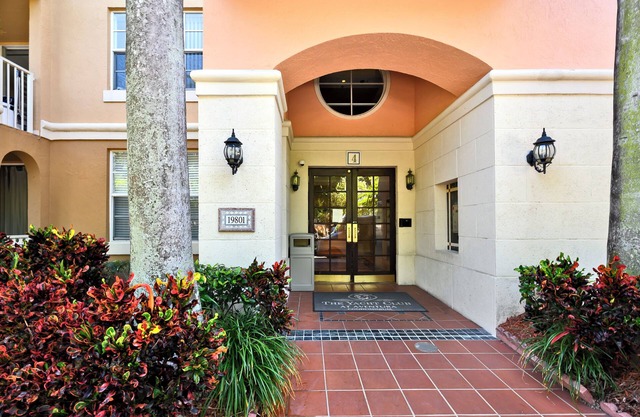 Cozy 2- in suite bedroom apartment in wonderful Yacht Club at Aventura