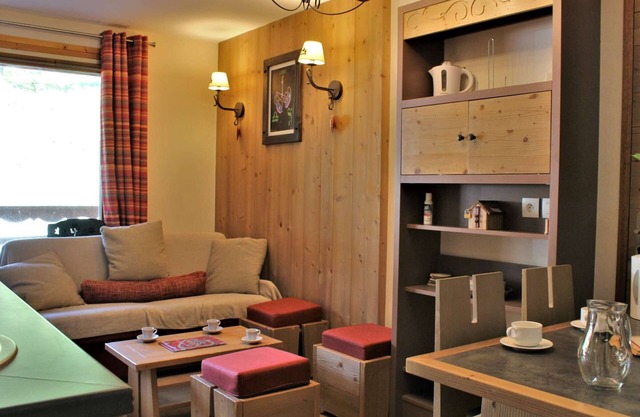 Apartamento para 5, piscina, sauna y balcón soleado. Cerca de pistas y comercios, mascotas bienvenidas.