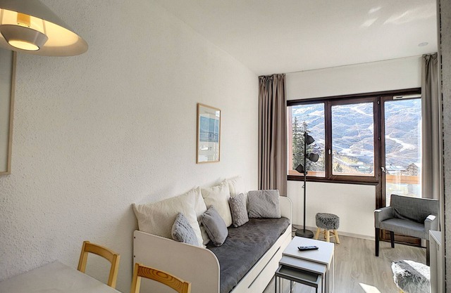 Cozy 2-Room Apt for 4 - Ski-In/Ski-Out, South Balcony, Near Shops, Pet Friendly