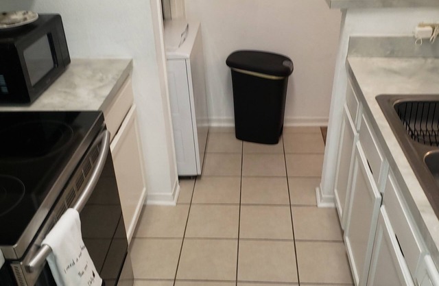 Cozy 2 story townhome, 2 Bed, 2.5 Bath, near Galleria & easy access to freeways