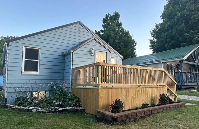 Cozy 2-bedroom house in terrific Coloma Charter Township with WiFi, AC