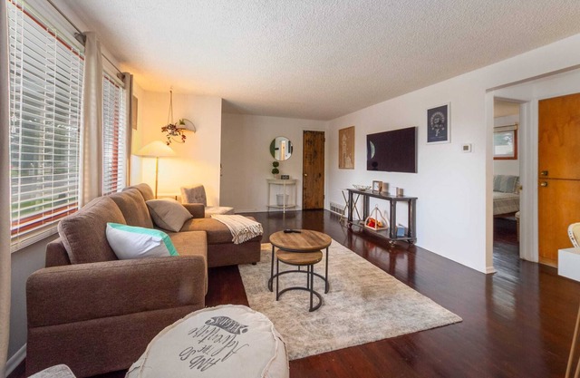 Cozy 2BD 1BTH Duplex! KING BED!