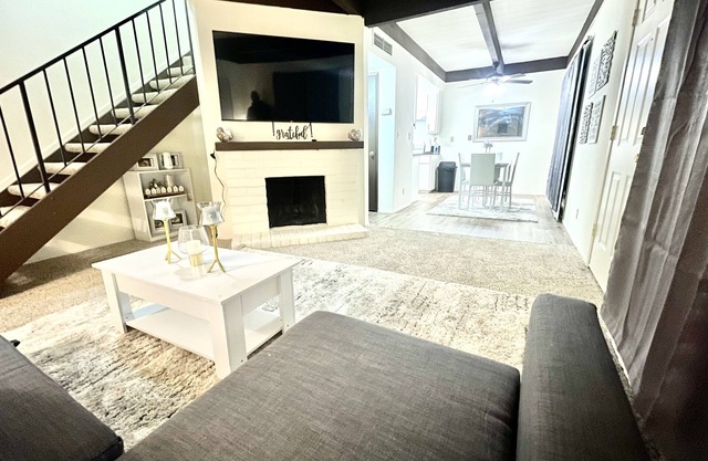 Cozy 2bd condo minutes away from all Medical facilities.