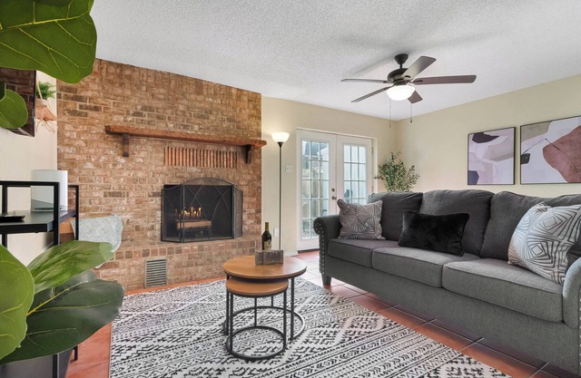 Cozy 2bdr Townhome, King Bed, Pet Friendly, Centrally Located