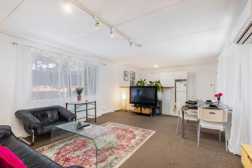 Cozy 2Bed& 1Bath Guest Suite surrounded by garden near Lake with Free parking and Wi-Fi