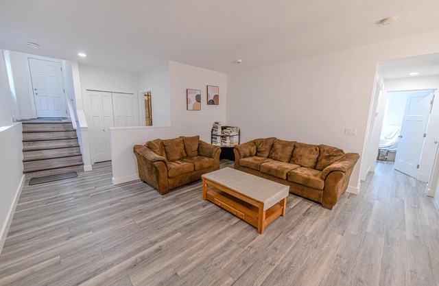 Cozy 2bedroom apartment on a corner lot close to restaurants and shopping center