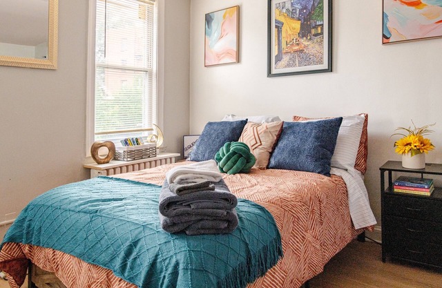 Cozy 2BR/1BA just 2 miles away from Capitol Hill! l Bright and Clean!