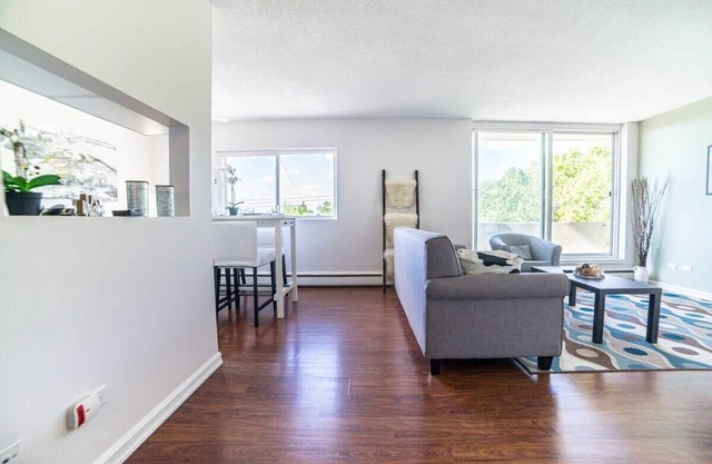 Cozy 2BR Apt | Free Parking, Wi-Fi & Coffee