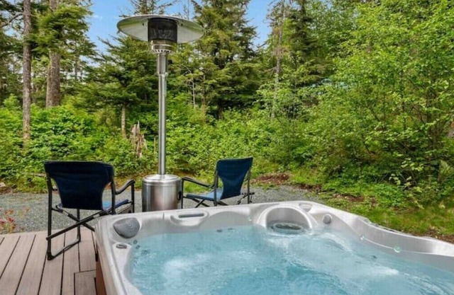 Cozy 2BR Apt, Hot tub, King bed, secluded, and freshly remodeled!