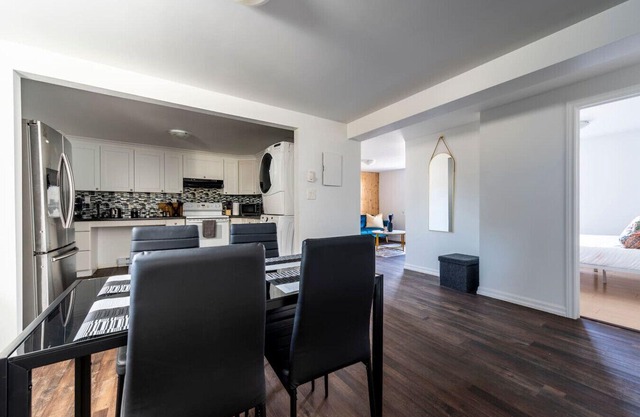 Cozy 2BR Apt near Downtown | Free Parking & Wi Fi