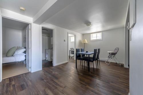 Cozy 2BR Apt near Downtown Free Parking and Wi Fi