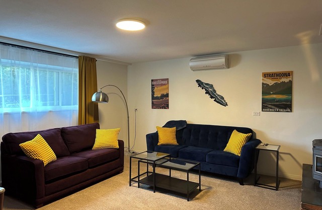 Cozy 2BR Apt with WiFi, sleeps 6; Walk to Trails & Beach in Charming Ladysmith