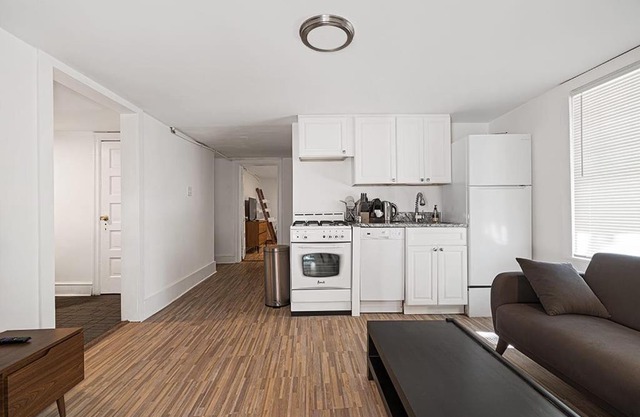 Charming 2BR with Parking, 1 Block from Beach