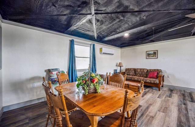 Cozy 2BR Cabin W/ Peaceful Views & Full Kitchen