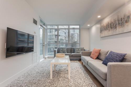 Cozy 2BR Close to CN Tower & Harbourfront