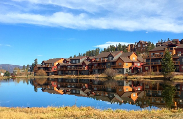 Acogedor condominio de 2 dormitorios en Winter Park Fraser, impresionantes vistas, Wifi, W / D, recientemente renovado