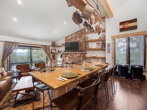Cozy 2BR Condo Near Peak 8 and Town with Hot Tub Access