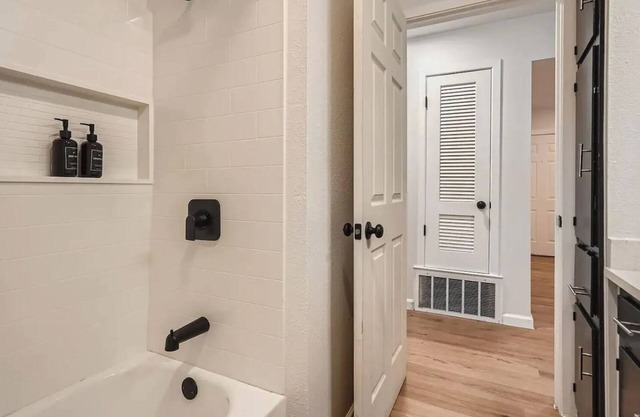 Cozy 2BR Duplex in North Austin Furnished & Pet Friendly
