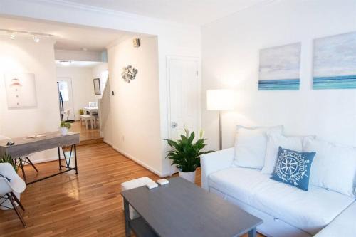 Cozy 2br home w/parking in downtown Annapolis