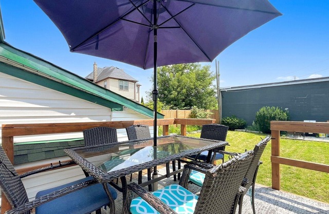 Cozy 2BR House Near Centre with Patio, BBQ, Backyard, and Netflix