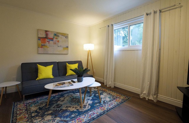 Cozy 2BR unit in London with 2-car Parking & Wi-Fi