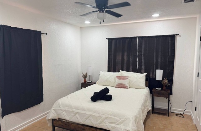 Cozy 2BR Near Downtown & Border