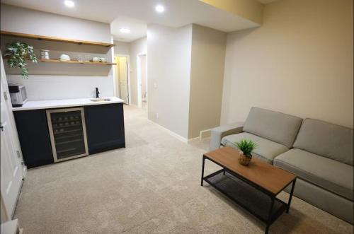 Cozy 2BR Private Basement Suite, Free Parking, WiFi, 1 Hr to Banff, 20 Min to City