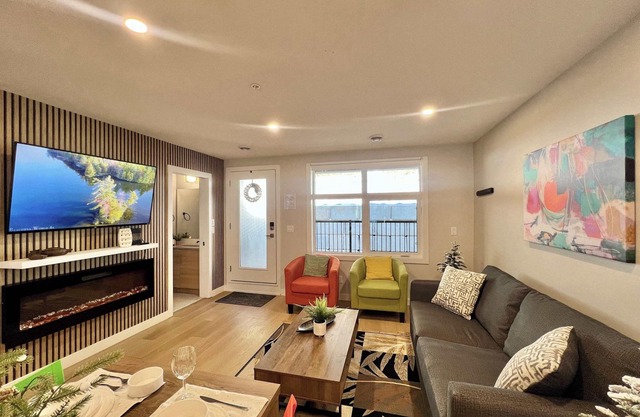 Cozy 2BR Retreat with Stunning Views of Rundle MT