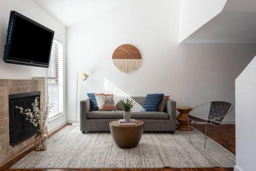 Cozy 2BR Retreat in DT Austin Pets and Parking!