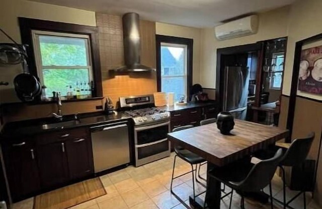 Cozy 2BR Roslindale Condo - Walk to Commuter Rail, Explore Boston!