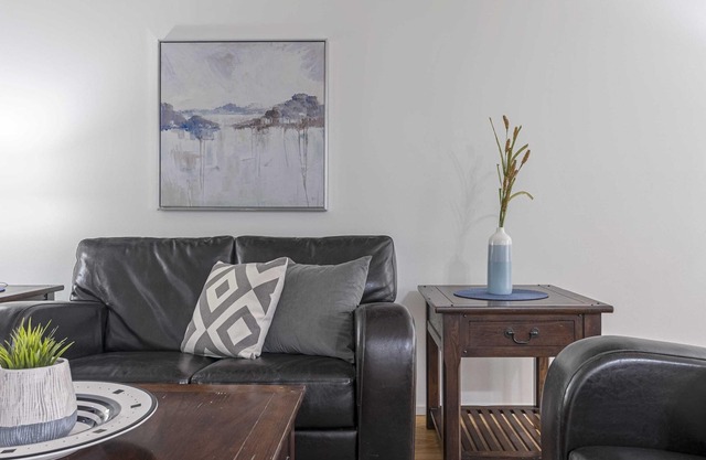 COZY 2BR | w/ Balcony & Parking | Near NLRHC