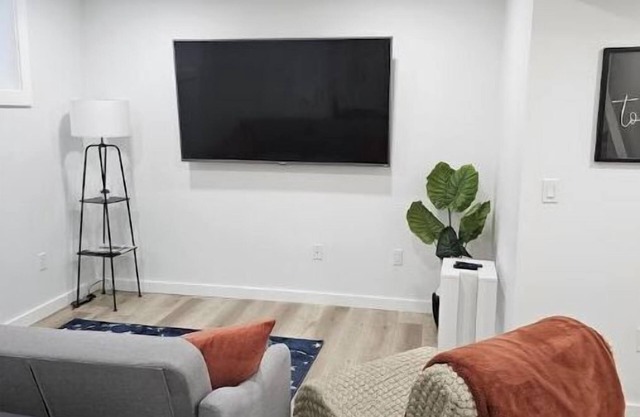 Cozy 2brm suite in NW Calgary