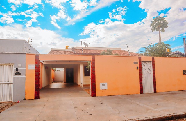 Cozy 3/4 House - Air conditioning in 3/4. Garage.