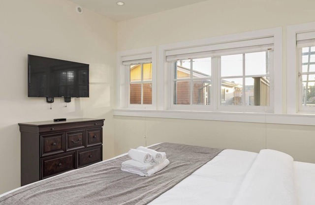 Cozy 3 BDRM Spacious Suite near Lonsdale Quay