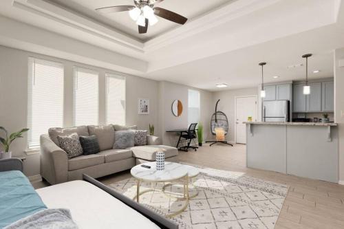 Cozy 3 Bed 2 Bath Apartment, Near Shopping Plazas, Expressway and Free Parking