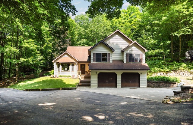Cozy 3 Bed 3 Bath located within minutes to Downtown Traverse City