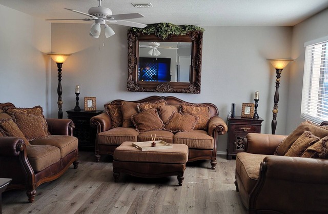 Cozy 3-bed home Pet friendly near Beaches on the River and close to Shopping!