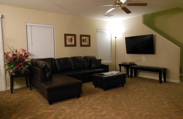 Cozy 3 dormitorios 2. 5 baños casa 15 minutos al oeste del Strip de Las Vegas, con capacidad para 8