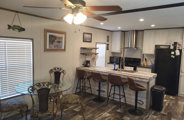 Cozy 3-bedroom 2 bath,5beds mobile home. Close to a boat launch. Covered parking