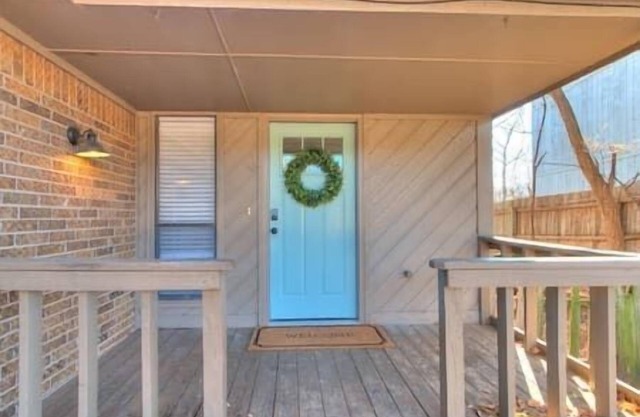 Cozy 3 Bedroom/2 Bath Duplex in Central Edmond w/ Double Garage