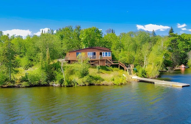 Cozy 3 bedroom boat access Island on Lake of the Woods with electricity.
