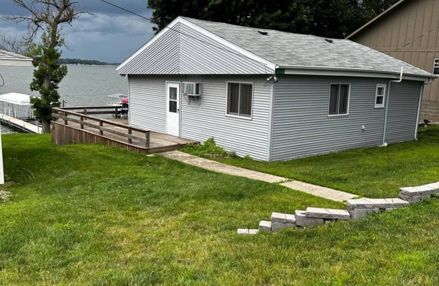 Cozy 3-bedroom cabin on East Lake Okoboji with WiFi, AC