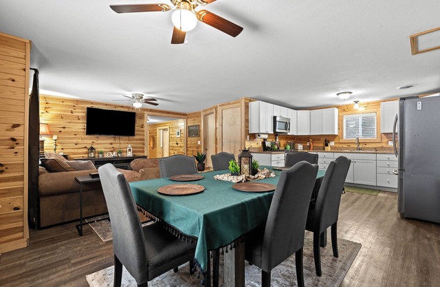Cozy 3-bedroom cabin in wonderful St. Helen with Hot tub, WiFi