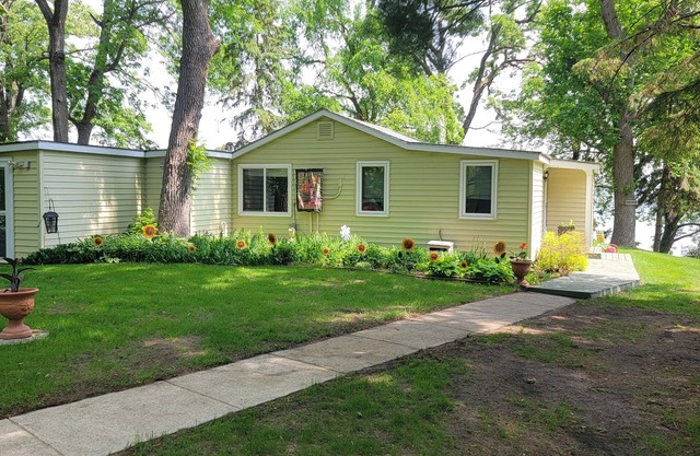 Cozy 3-bedroom cabin in wonderful Perham with WiFi, AC and great fishing!