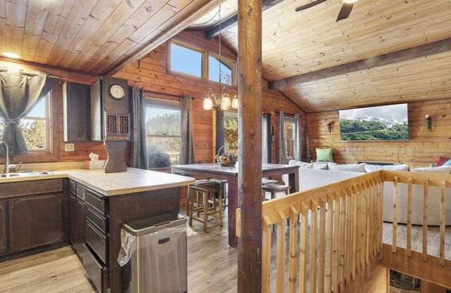 Cozy 3-bedroom cabin in fabulous Worley with AC, WiFi, and a game room.