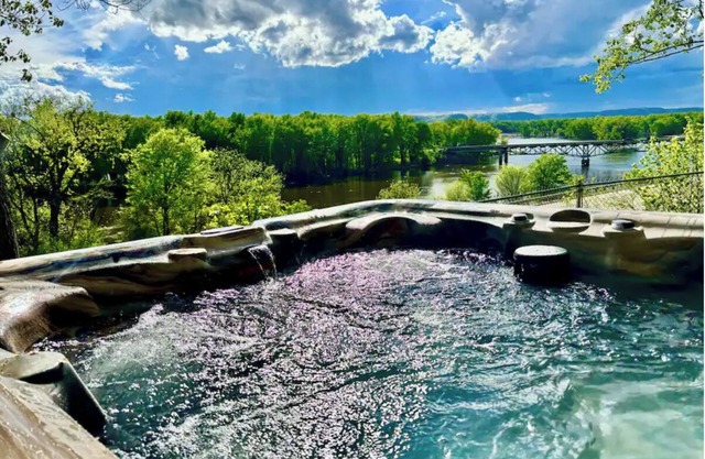 Cozy 3-bedroom cabin - sleeps 10- HOT TUB- river view