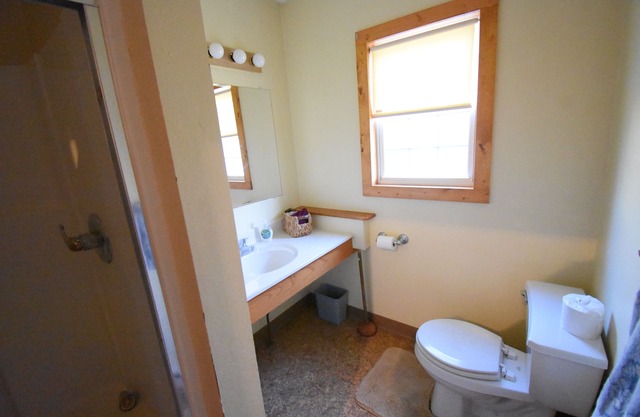 Cozy 3-bedroom cabin with WiFi and AC on tranquil lake